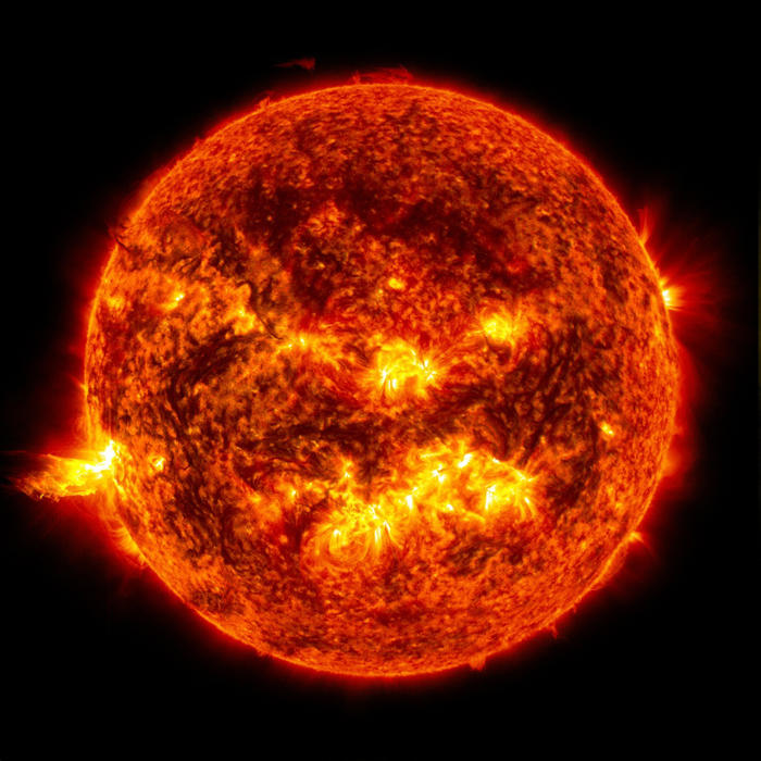 el campo magnético del sol se origina sorprendentemente cerca de la superficie