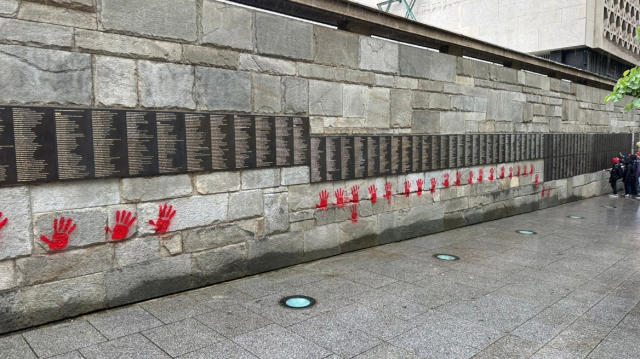 γαλλία: έρευνα για το γκράφιτι στο μνημείου του ολοκαυτώματος - «πράξη απεχθούς αντισημιτισμού» λέει ο μακρόν