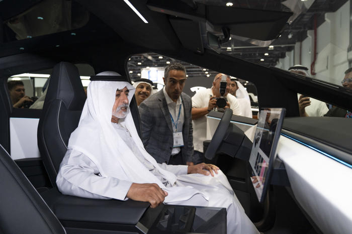 nahyan bin mubarak visits electric vehicle innovation summit