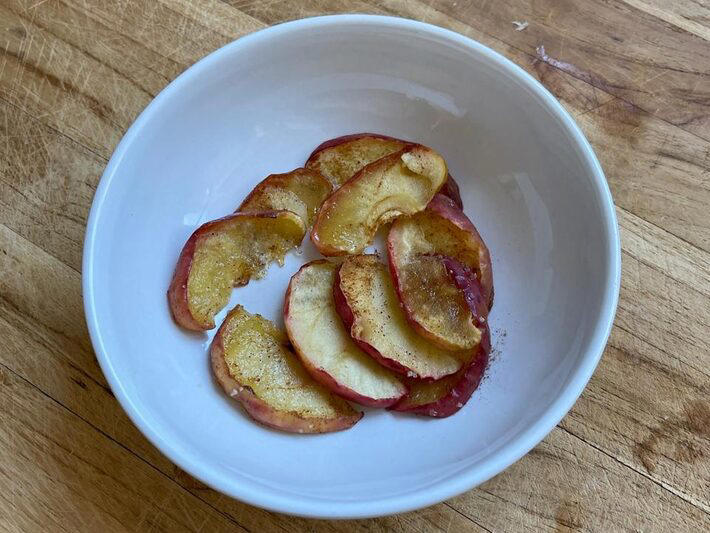 Maçã com canela na Airfryer Foto: Thaís Barca/Divulgação