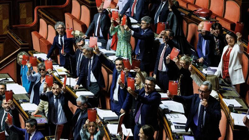 premierato, bagarre al senato: le opposizioni sventolano costituzione in aula. il ‘mini-canguro’ di la russa sulla norma sui senatori a vita