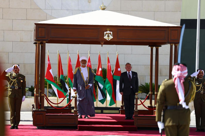 king receives oman sultan at marka airport
