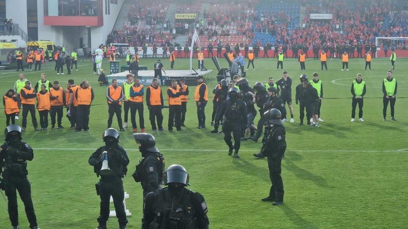 drsný konec fotbalového poháru. fanoušci sparty a plzně se poprali přímo na trávníku