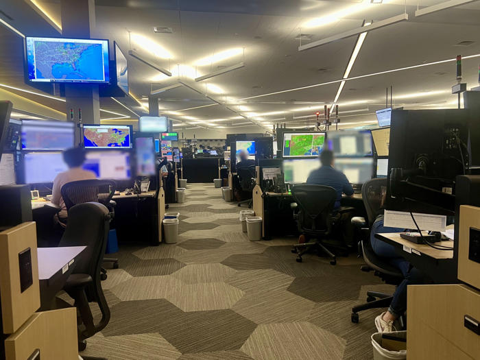 microsoft, see inside american airlines' massive flight operations center, where it dispatches 6,000 flights every day