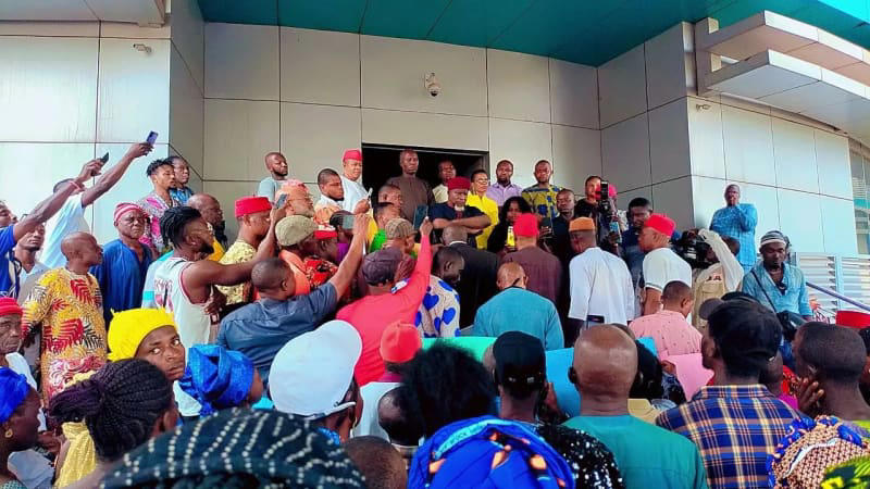 chieftaincy tussle: enugu community takes protest to state secretariat