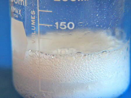 por qué no deberías mezclar nunca vinagre con bicarbonato para limpiar nada, según los expertos en química