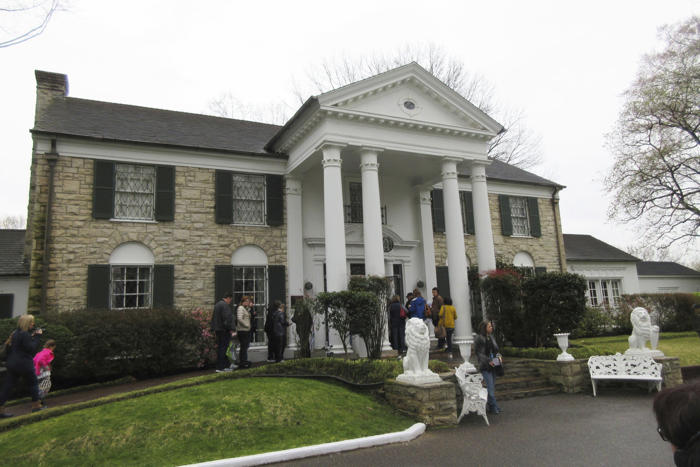 dommer stopper auktion over elvis' berømte ejendom