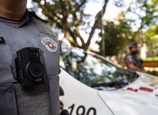 Também chamadas de 'bodycams', as câmeras acopladas às fardas foram implementadas em São Paulo durante o governo de João Doria Foto: Taba Benedicto / Estadão