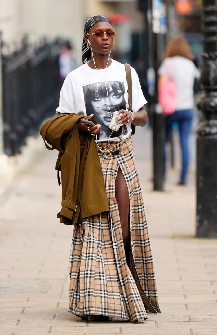 jodie turner-smith’s burberry maxi skirt has an insanely long leg slit