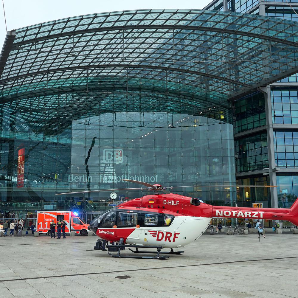 Tödlicher Unfall Am Berliner Hauptbahnhof: Frau Und Kind Geraten Unter ...