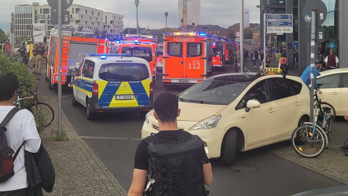 Erwachsene überlebt Unglück Nicht: Frau Und Kind Geraten Am Berliner ...