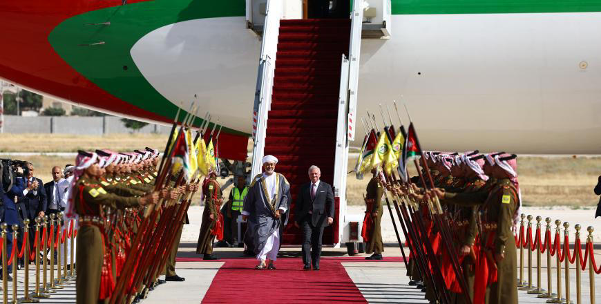king receives oman sultan at marka airport