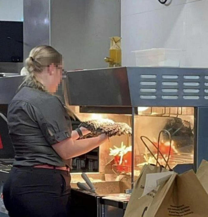 감자 튀김 가열기에 바닥 닦은 대걸레 말린 호주 맥도날드 직원