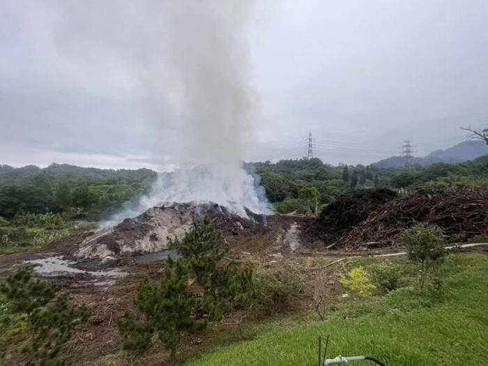 木材堆置場火警燒6天還沒熄 竹縣6鄉鎮空污難忍環保局開罰