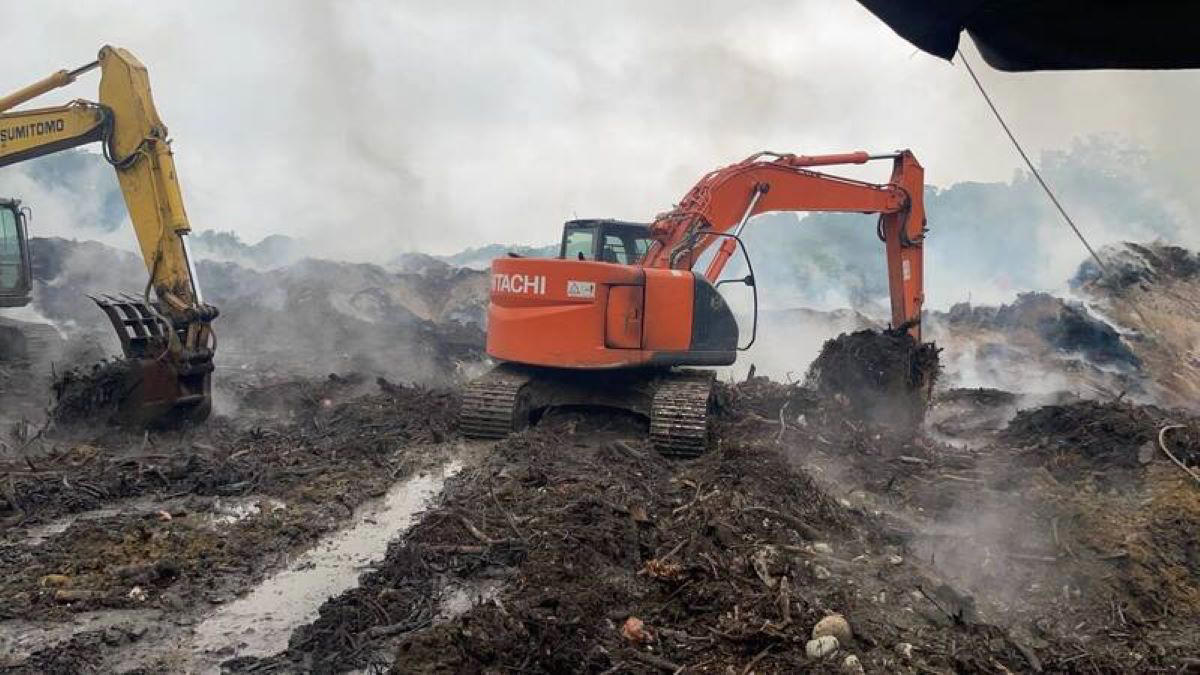 木材堆置場火警燒6天還沒熄 竹縣6鄉鎮空污難忍環保局開罰