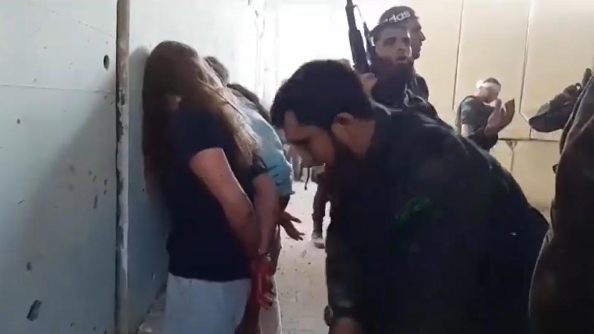 有片／以色列女兵被俘虜「滿臉血」影像曝 哈瑪斯訕笑：讓她懷孕