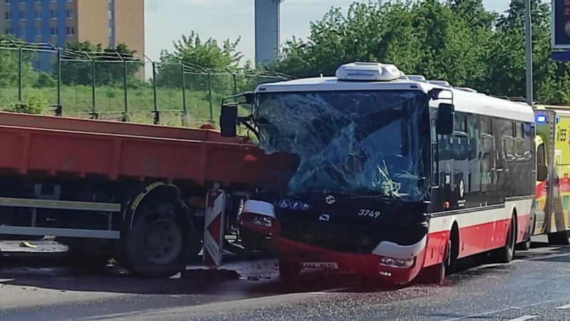 vážná nehoda autobusu s náklaďákem v praze: zranilo se 12 lidí, záchranáři vyhlásili traumaplán