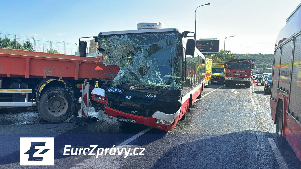nehoda autobusu mhd v praze. dvanáct zraněných, vyhlášen traumaplán