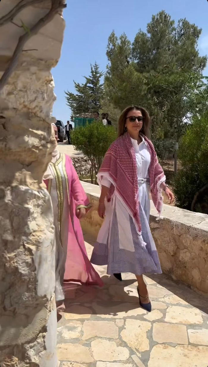 rania de jordania lleva el vestido camisero que estiliza y que mejor queda con alpargatas de cuña