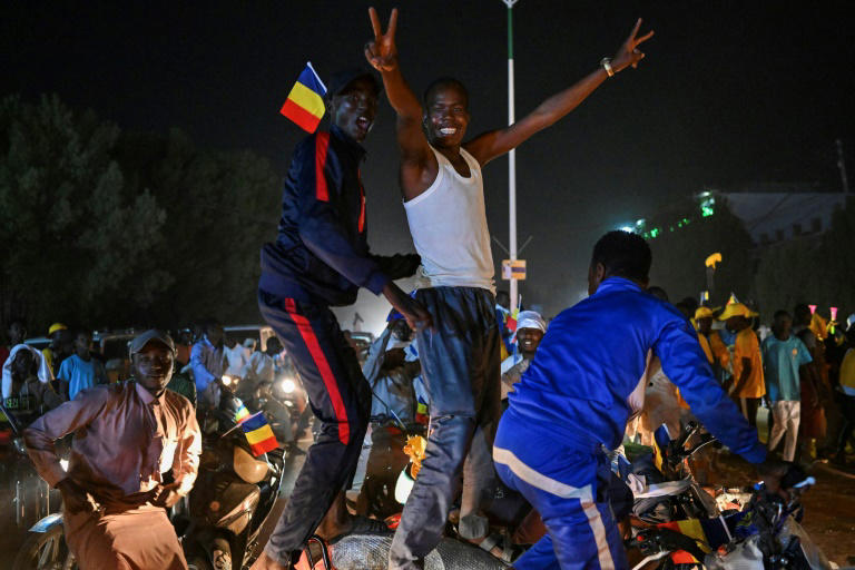tchad: mamahat déby, l'ex-chef de la junte élu président, prête serment