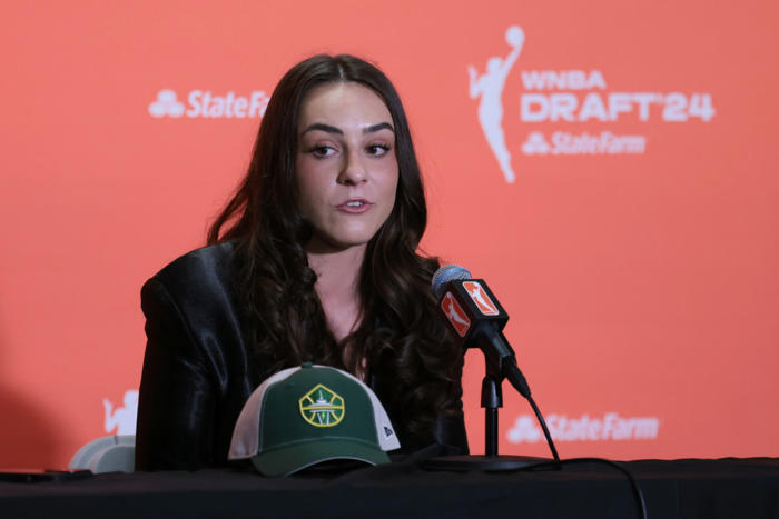fans are furious about nika muhl's wnba debut against caitlin clark