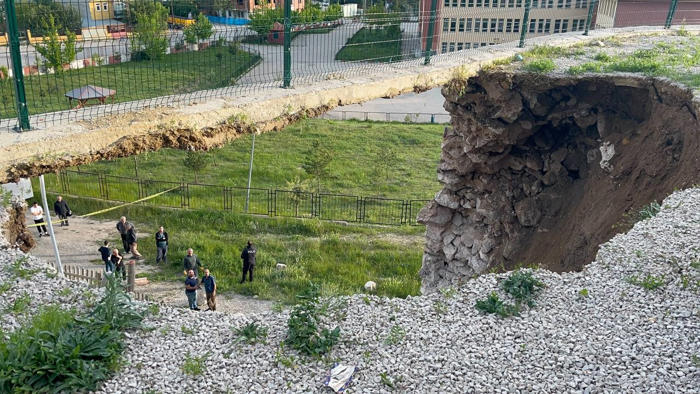 bayburt’ta çocuk parkının istinat duvarı çöktü, alanda boşluk oluştu