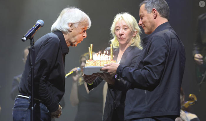 photos 80 ans de dave sur scène avec son mari patrick, marc-olivier fogiel et son époux françois... un anniversaire mémorable !