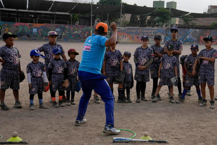el béisbol, casi desconocido en perú, se convierte en refugio de niños y sus familiares venezolanos