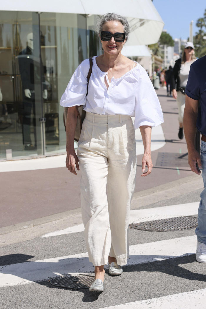 andie macdowell ha convertido los pantalones de turista en la mejor amiga de las mujeres de 60 (y más)