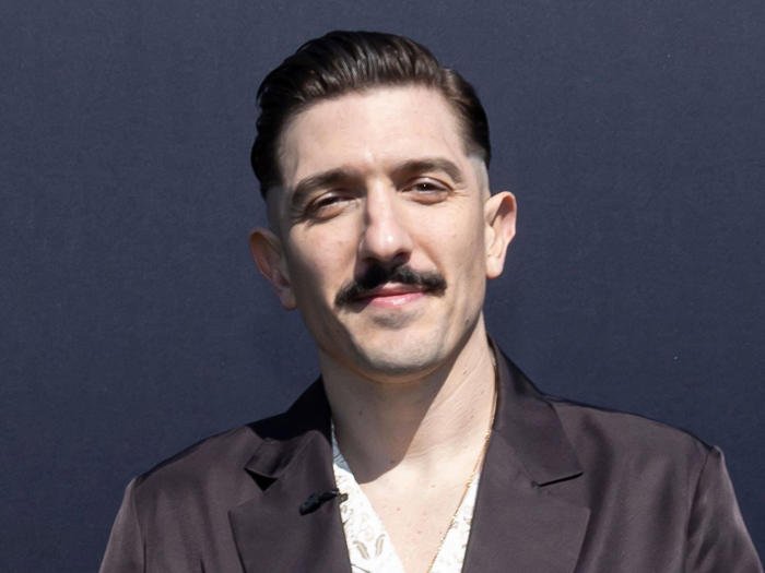 andrew schulz in abu dhabi review: comedian doesn't hold back in uae return