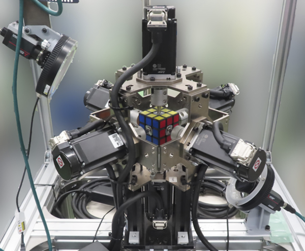 世界最速 三菱電機、パズルキューブを0.305秒で解くロボットでギネス認定