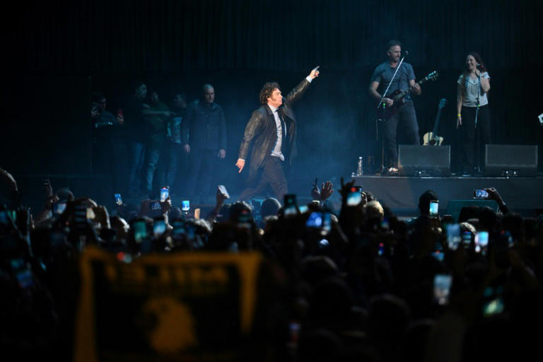 show de milei: presidente argentino canta no lançamento de seu livro em buenos aires