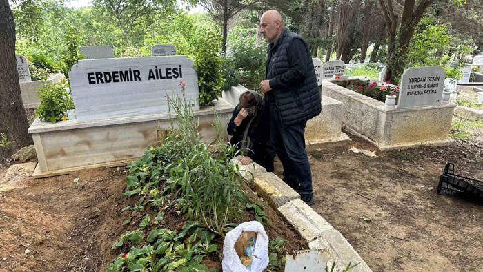 aci ailesi oğullarına “kırmızı bülten” haberini mezarı başında gözyaşlarıyla verdi