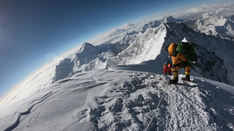 une alpiniste népalaise bat le record féminin de l’ascension la plus rapide de l’everest