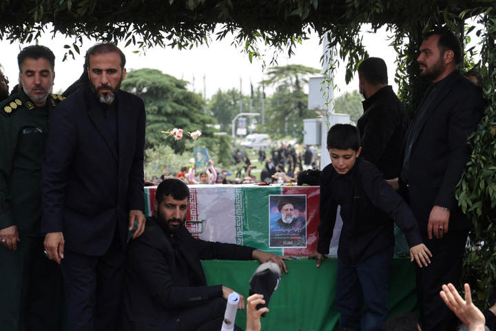 presiden iran ebrahim raisi dimakamkan di kota suci syiah mashhad