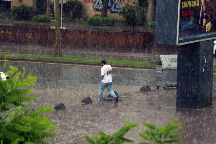 sakarya’da yağmura hazırlıksız yakalananlar ıslanmaktan kaçamadı