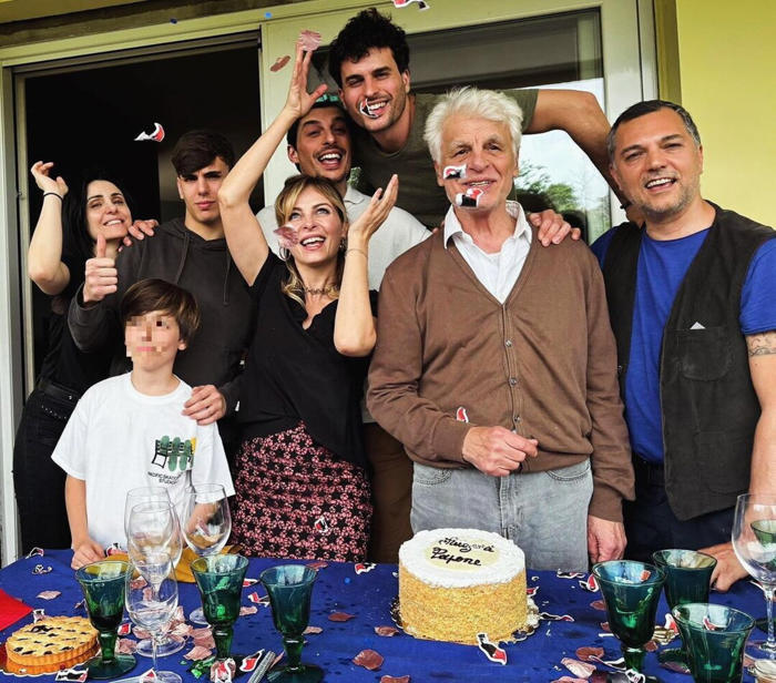 michele placido riunisce la famiglia allargata per festeggiare i suoi 78 anni