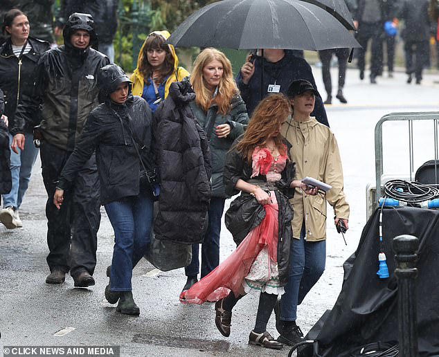 isla fisher is seen on set of bridget jones 4 for the first time as she lands major role alongside renée zellweger in forthcoming film following split from sacha baron cohen