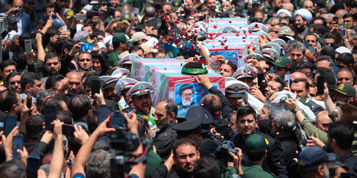 president raisi begravs på irans heligaste plats