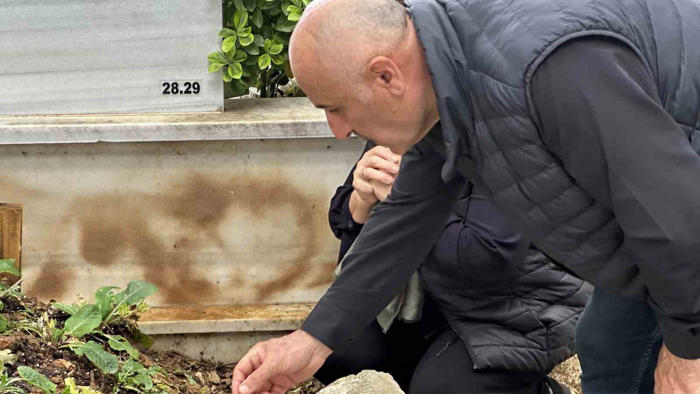 aci ailesi oğullarına “kırmızı bülten” haberini mezarı başında gözyaşlarıyla verdi
