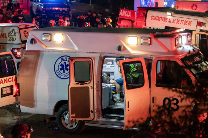 sube a 9 cifra de muertos y a 70 los heridos al caer templete en acto electoral en méxico