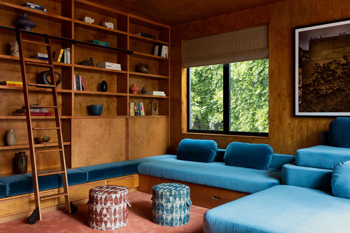 mimi shin diseñó una casa energizante que inspira con su audaz uso del color