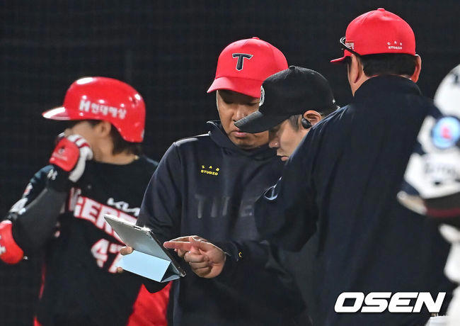 “태블릿에는 빠진 볼” 감독은 항의하고 선수는 헬멧 내동댕이...불만 폭주 abs, 이상과 현실이 좁혀지지 않는다