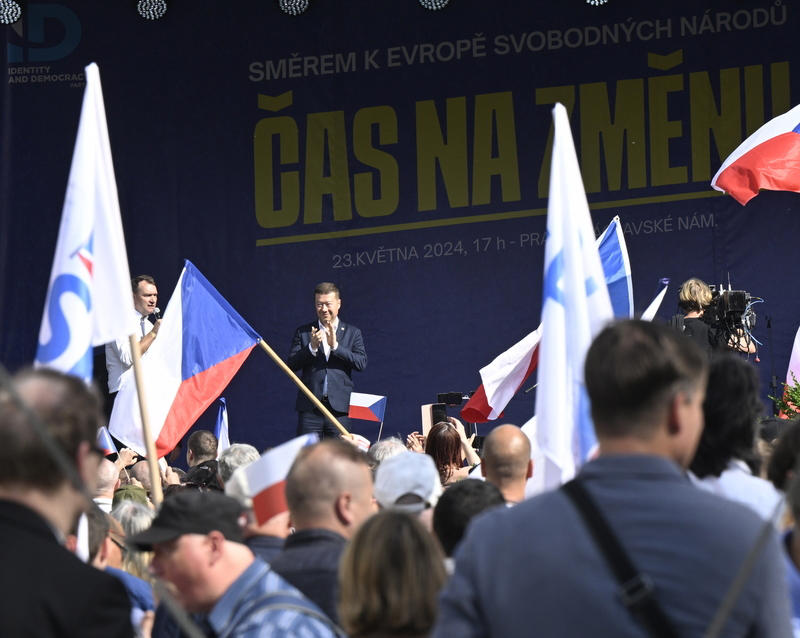 na pražský mítink spd dorazily stovky lidí, přišli i odpůrci