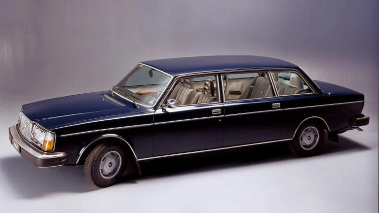 A photo of a dark blue Volvo 264 TE limo. 