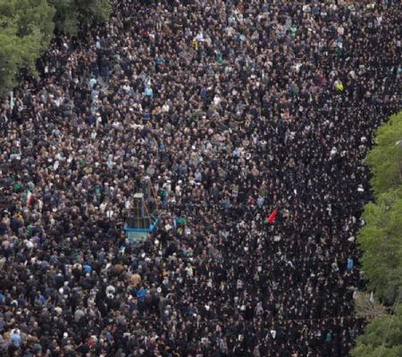decenas de miles de personas participan en los actos fúnebres antes del entierro de raisi en mashhad