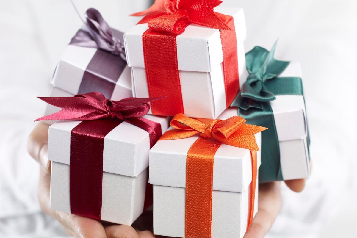 <p>Find creative and budget-friendly gift ideas for graduates. From personalized mementos to practical gadgets, this guide offers thoughtful suggestions for every graduate in your life.</p> <p><strong><em> To learn more: <a href="https://moneybliss.org/small-gift-ideas/">The Best 50 Small Gift Ideas for Everyone In Your Life</a></em></strong></p>