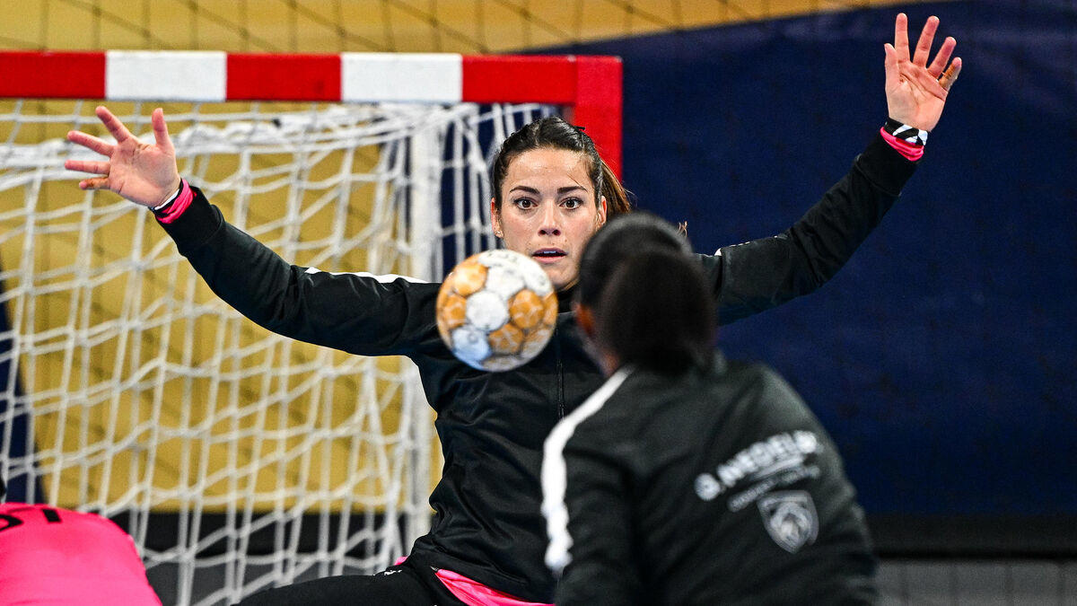 « le travail a payé » : présélectionnée, cléopâtre darleux espère disputer les jeux avec les bleues du handball