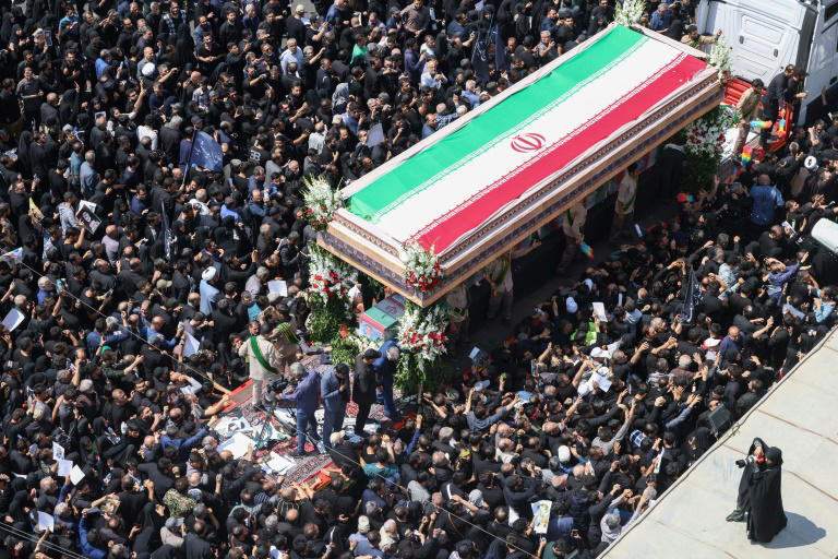 iranischer präsident raisi in seiner heimatstadt beigesetzt