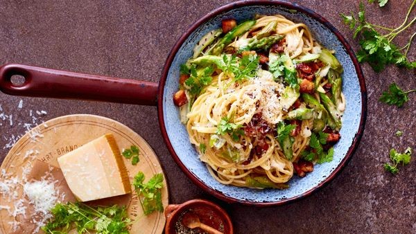 Spaghetti Carbonara nach Original-Rezept – und mit Spargel